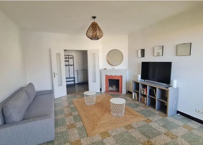 Spacious With Sea View Apartment *